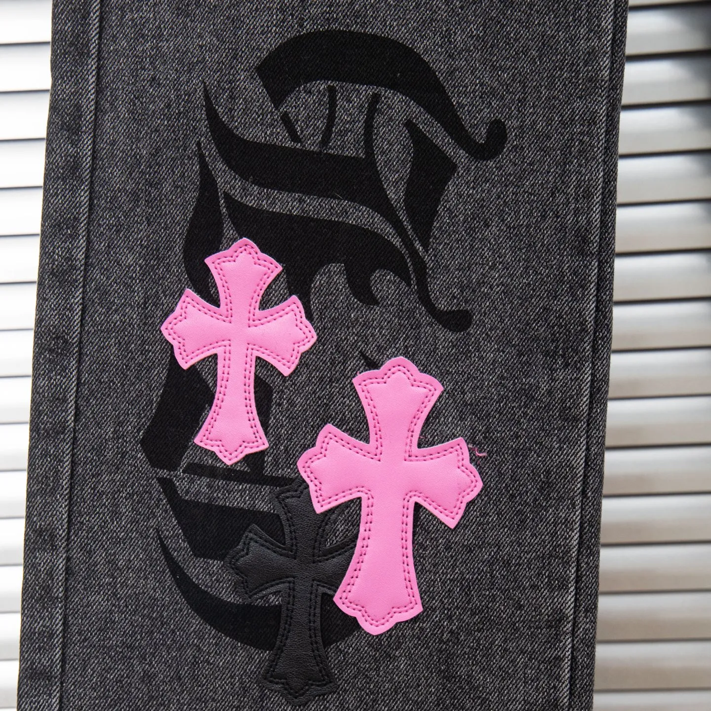 P260 Chrome Hearts Chrome Hearts Jeans Purple Matty Boy Sex Records Rivet Style Work Jeans CH Jeans need to be disassembled and washed before being dismantled and hand-stitched with sheepskin cross leather and then spliced ​​together to complete. The whole piece has too many craftsmanship to explain. The cabinet price is 16W+ level, patchwork cross pattern embellishment, high-waisted washed jeans! ! Absolutely high-end luxury products, 8W+ level god-level items, super popular products, made with top heavy industry, a magic weapon that cannot be missed. About Kroxin This is an extremely luxurious fashion brand, which can also be called the aristocrats of the high street. It has always been an exclusive brand for some hipsters or rich second generation. Compared with ordinary high streets, it is more luxurious and noble. Compared with luxury brands, it has a more fashionable personality and has always been a brand that I have a special liking for. Style number: 1761# Size: 28 30 32 34 36
